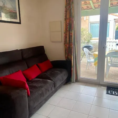 Holiday home Petit Pavillon 4 Personnes Dans Avec Piscine
