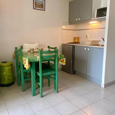 Petit Pavillon 4 Personnes Dans Avec Piscine