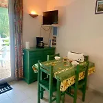 Petit Pavillon 4 Personnes Dans Avec Piscine *