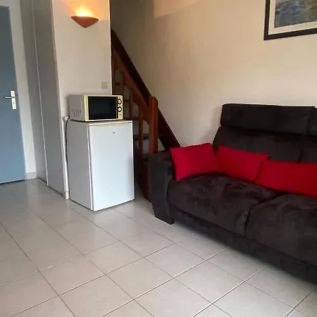 Holiday home Petit Pavillon 4 Personnes Dans Avec Piscine
