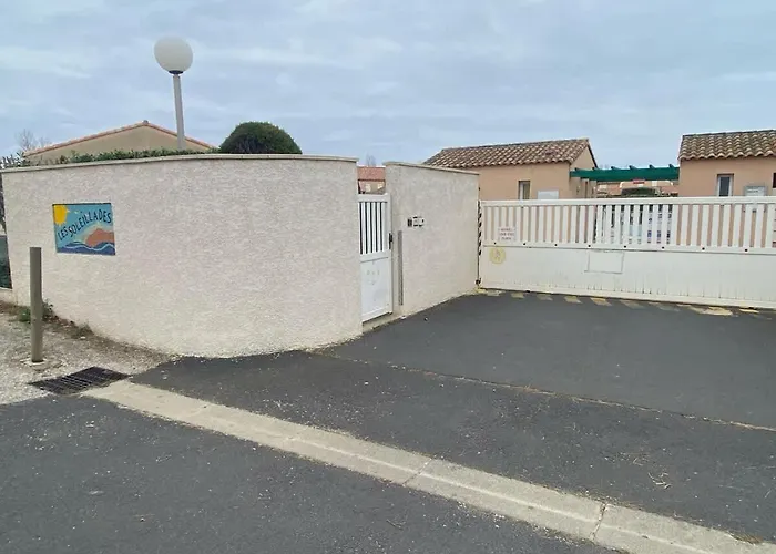 Petit Pavillon 4 Personnes Dans Avec Piscine